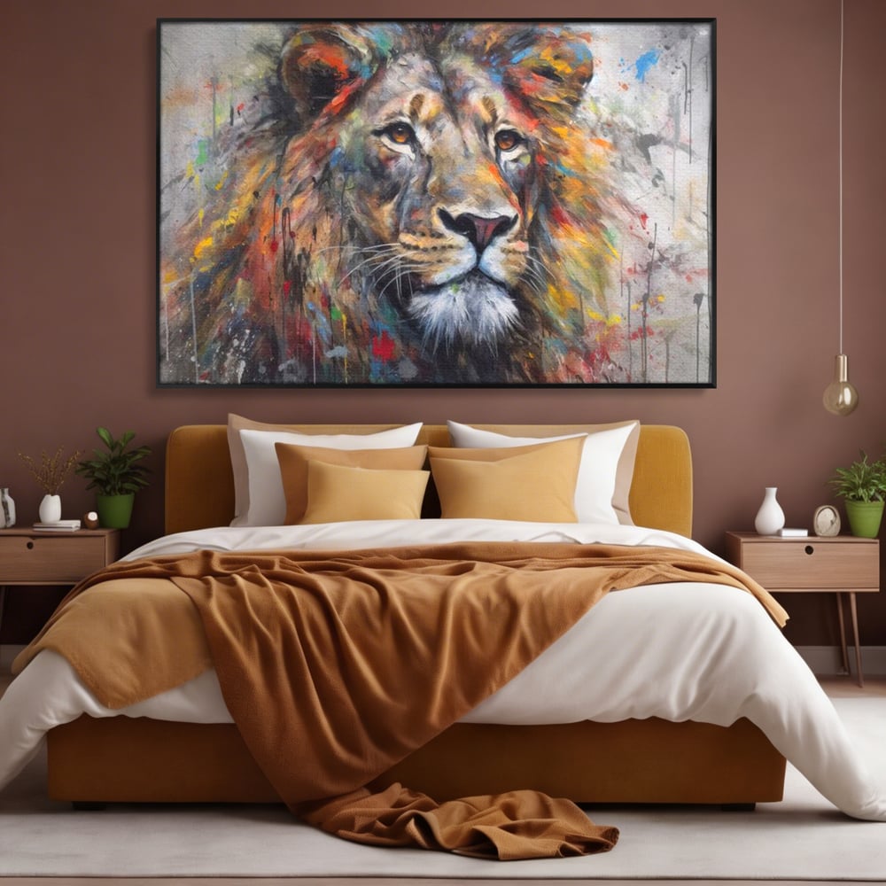 Tablou canvas cu tablou canvas cu leu colorat, in rama de aluminiu negru, pe perete intr-un dormitor